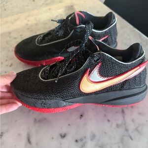 Nike 7.5 Black and Red Sneakers
